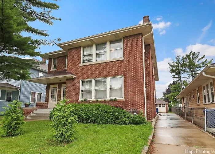 Flat On Hamilton Court Waukegan